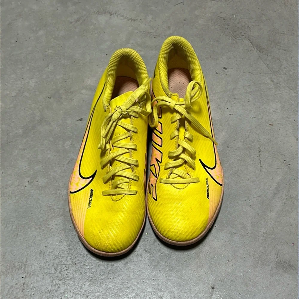 Nike Mercurial‎ Vapor 15 Club IC Soccer Shoes Sz 4.5 Y - Yellow / box 24